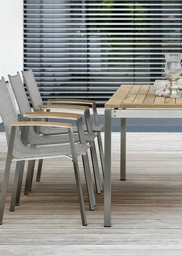 Gartenmöbel-Set aus Aluminium und Holz auf einer Terrasse